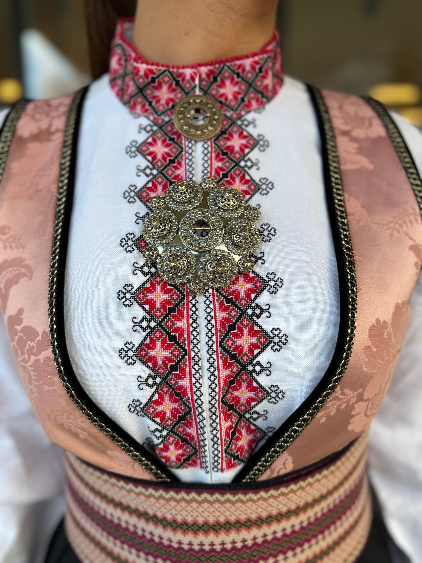 Bunadskjorte/ linskjorte til beltestakk rød/svart