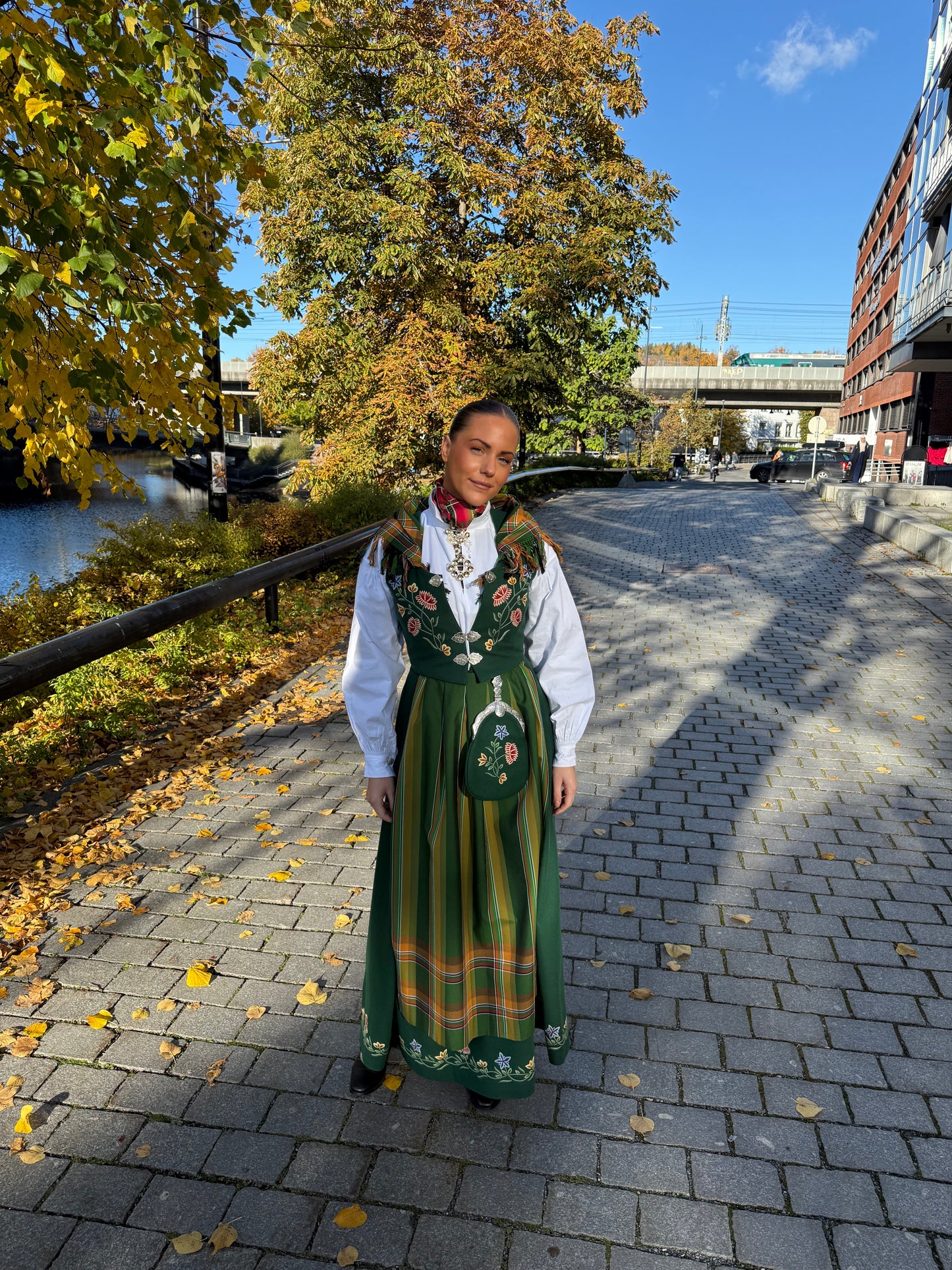 Bunadsveske Nordlandsbunad grønn med veskelås