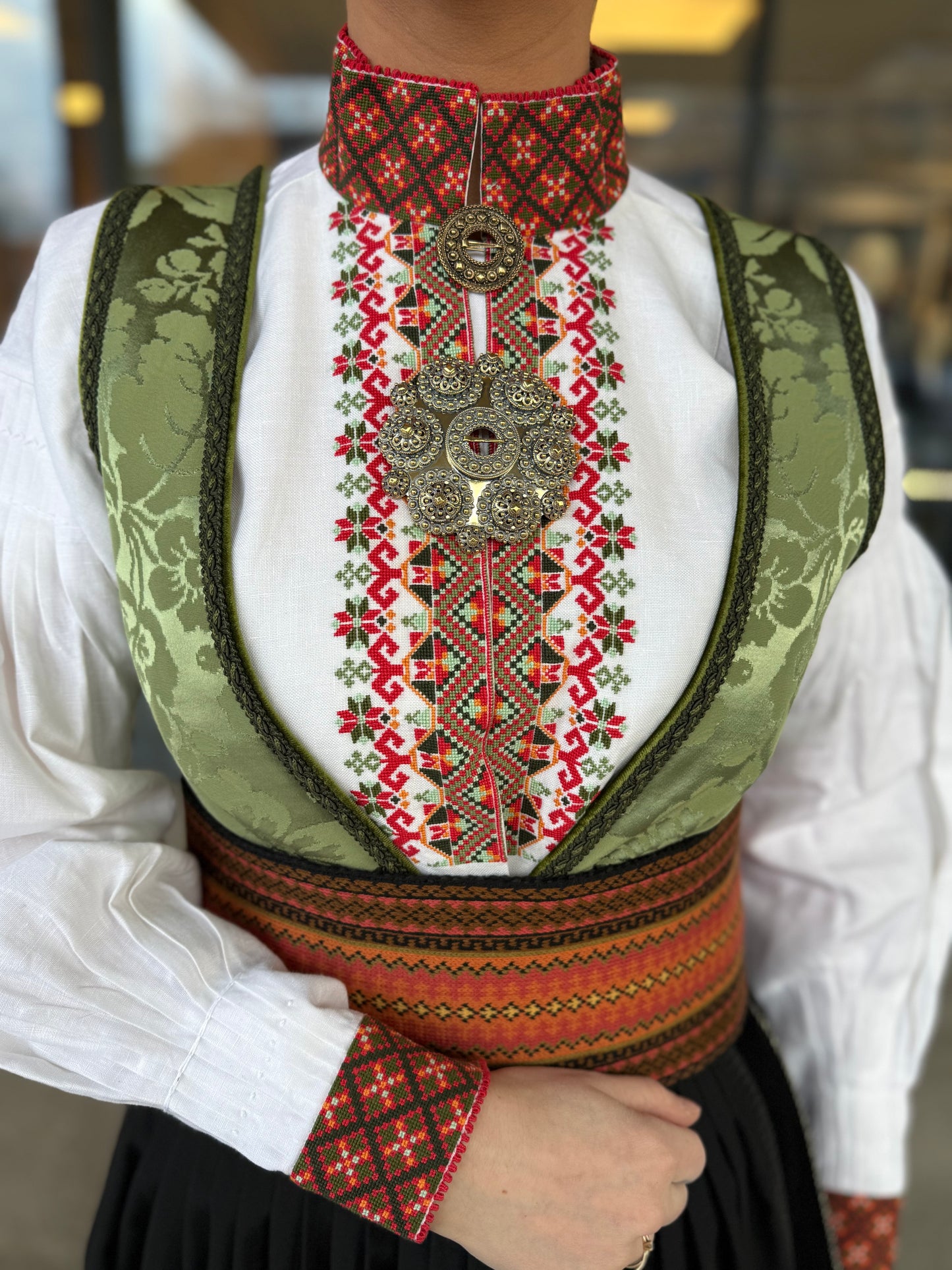 Bunadskjorte/ linskjorte til beltestakk rød/grønn