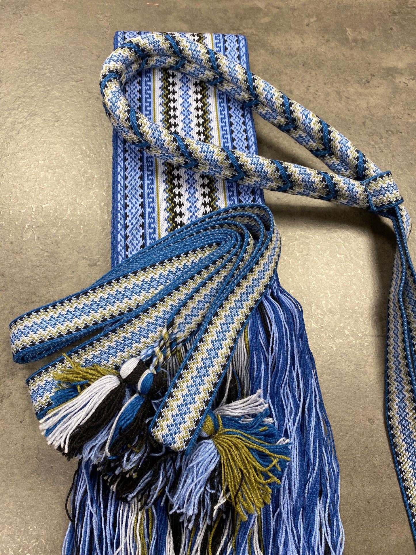 Beltestakk hårvippe, belte og forklebånd blå B4