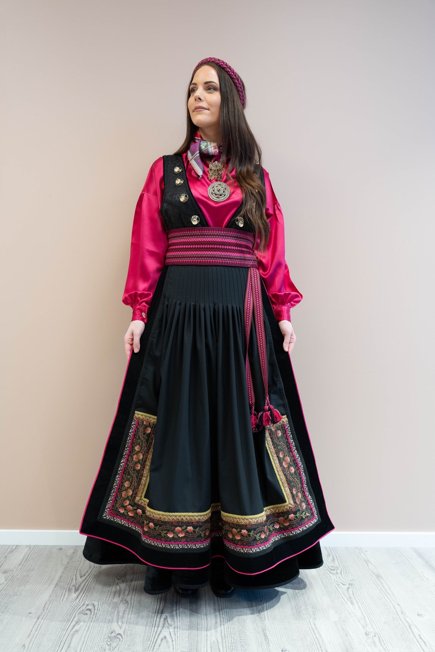 Bunadskjorte i 100% silke hot pink