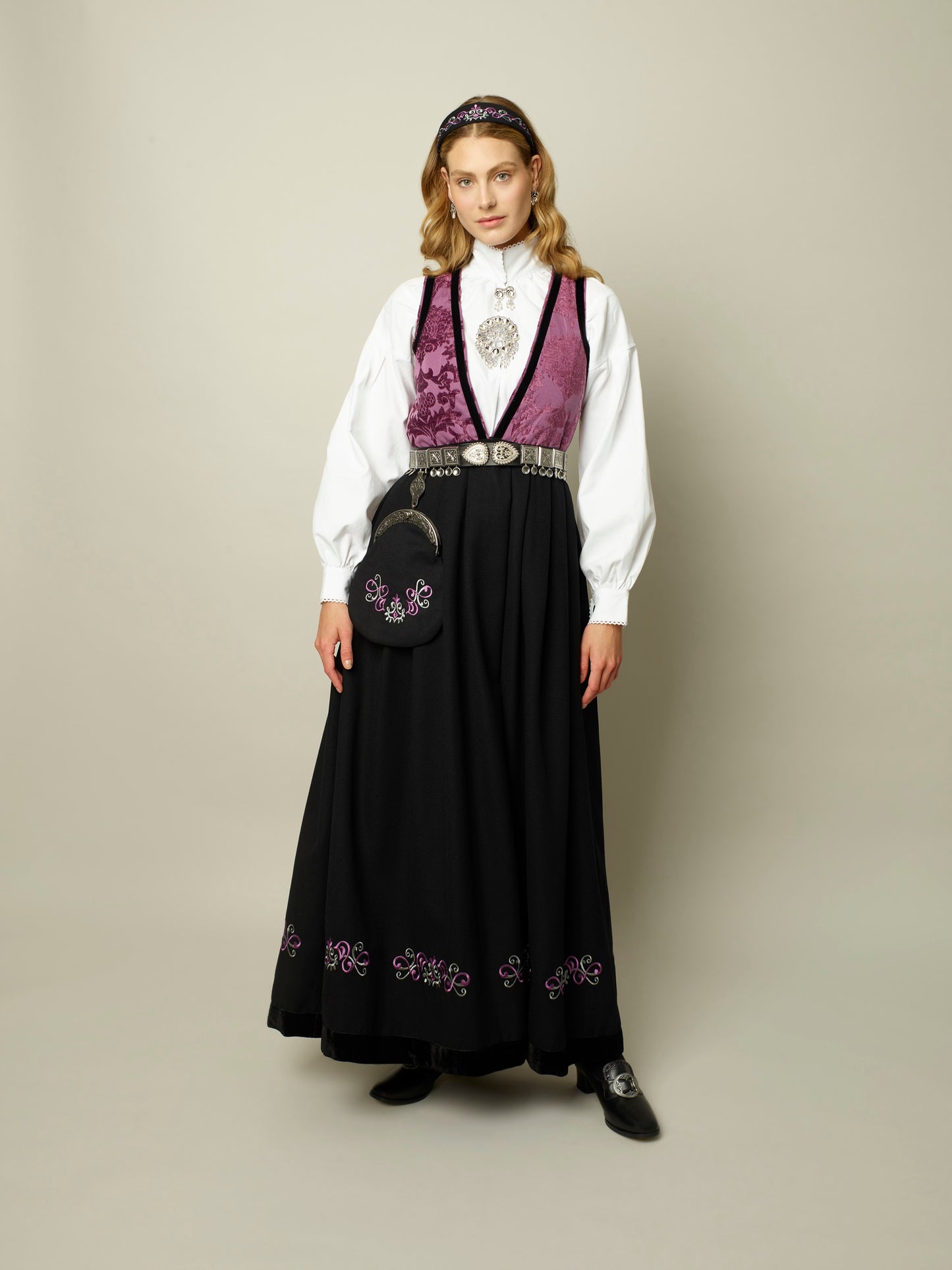 Lilla Pascal festdrakt med komplett sølvbelte, bunadsveske og cape