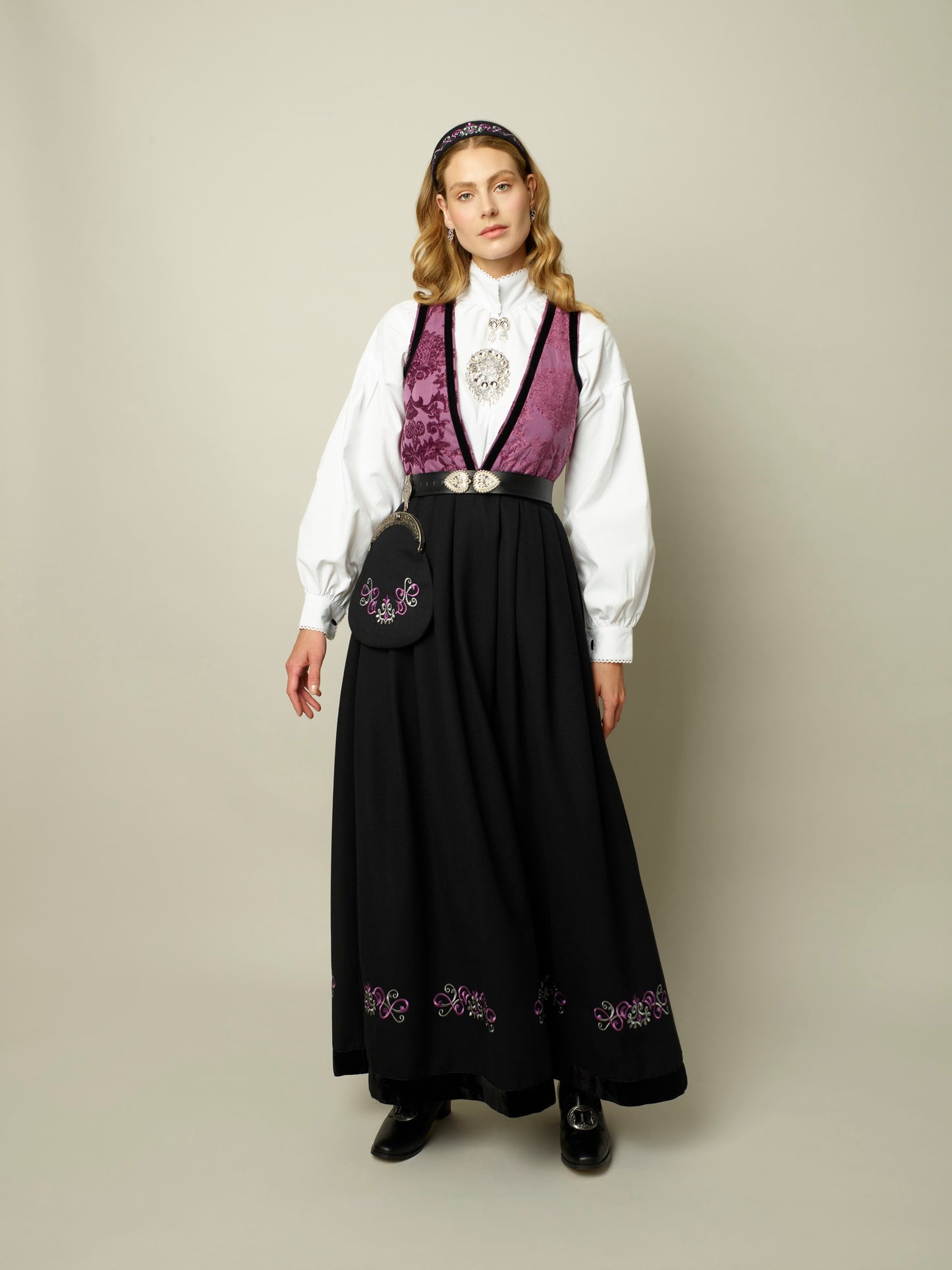 Lilla Pascal festdrakt med bunadsveske