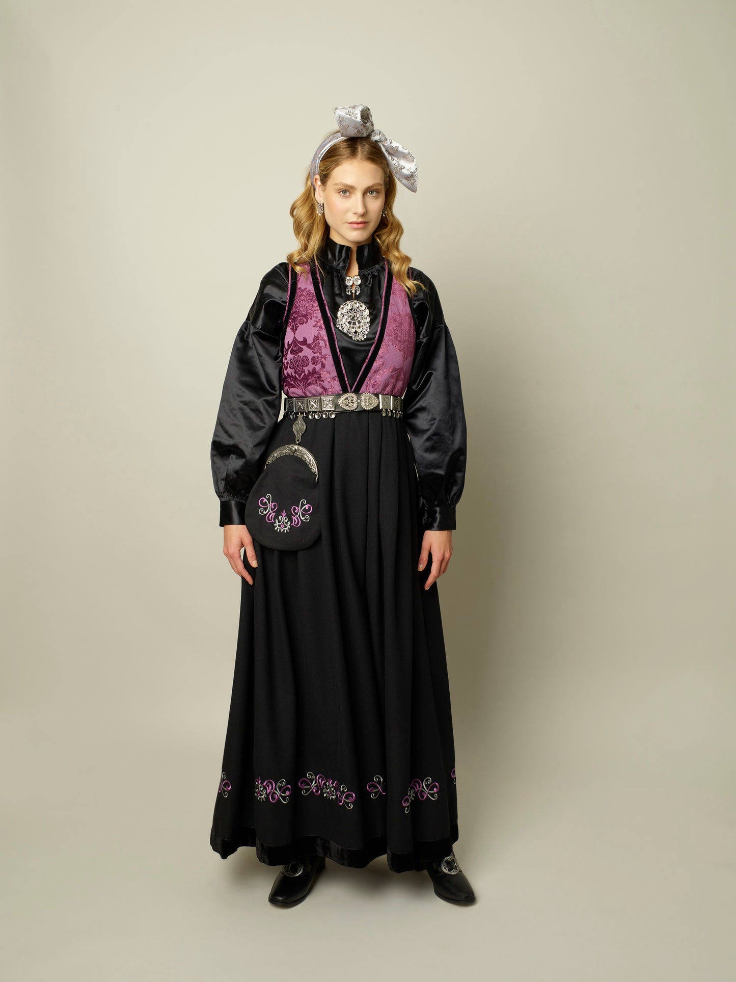 Lilla Pascal festdrakt med komplett sølvbelte, bunadsveske og cape