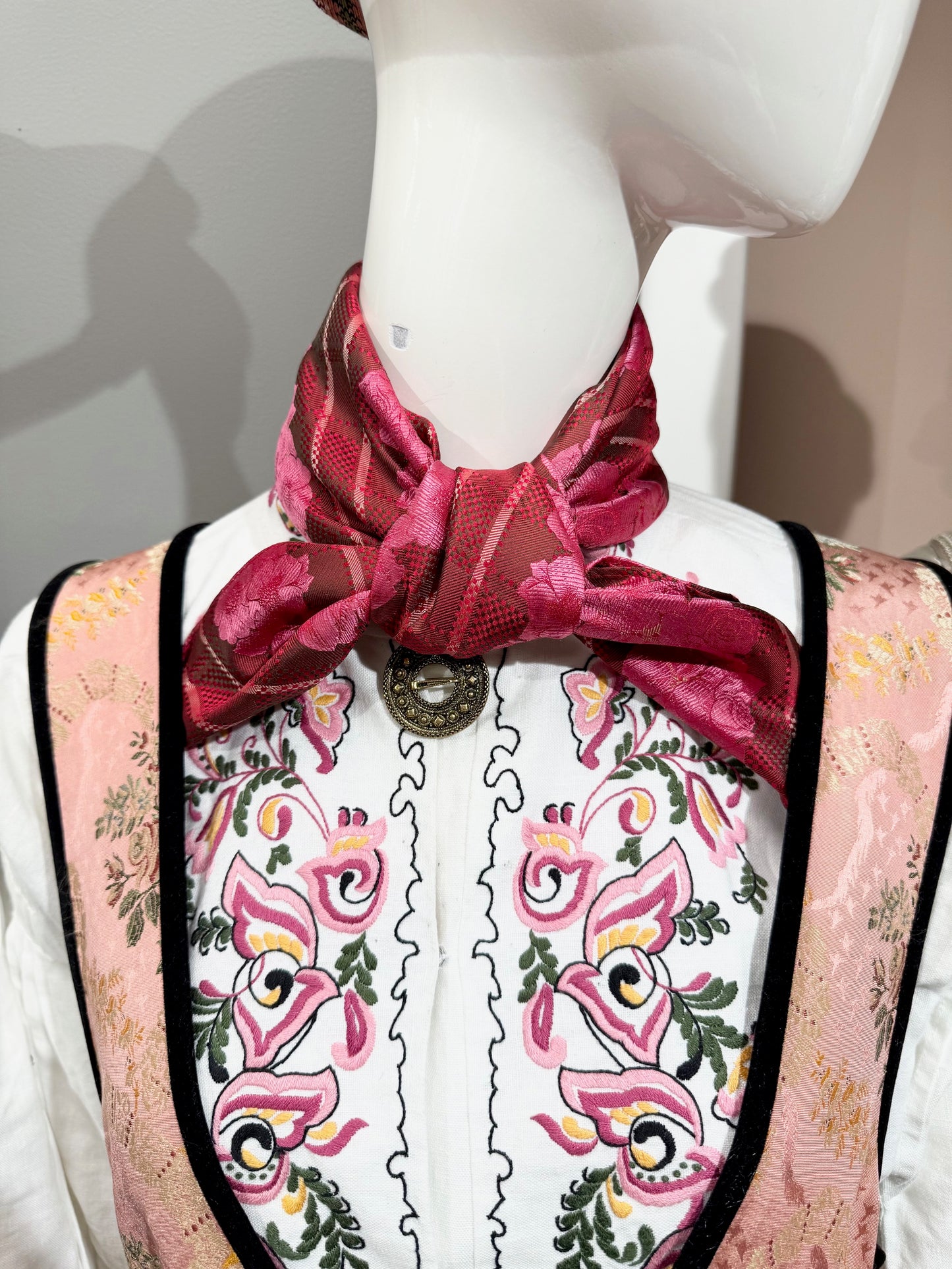 Silkeskjerf til festdrakter og bunader rosa