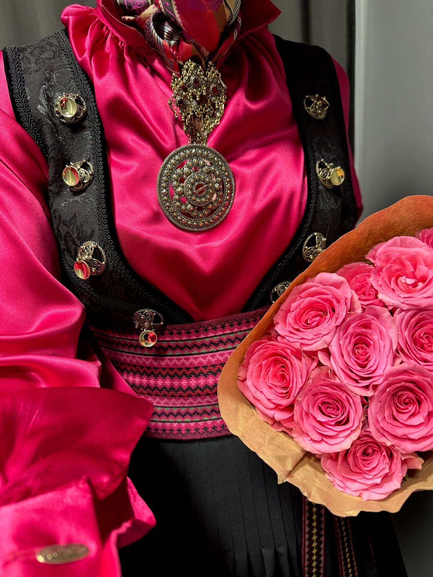 Bunadskjorte i 100% silke hot pink