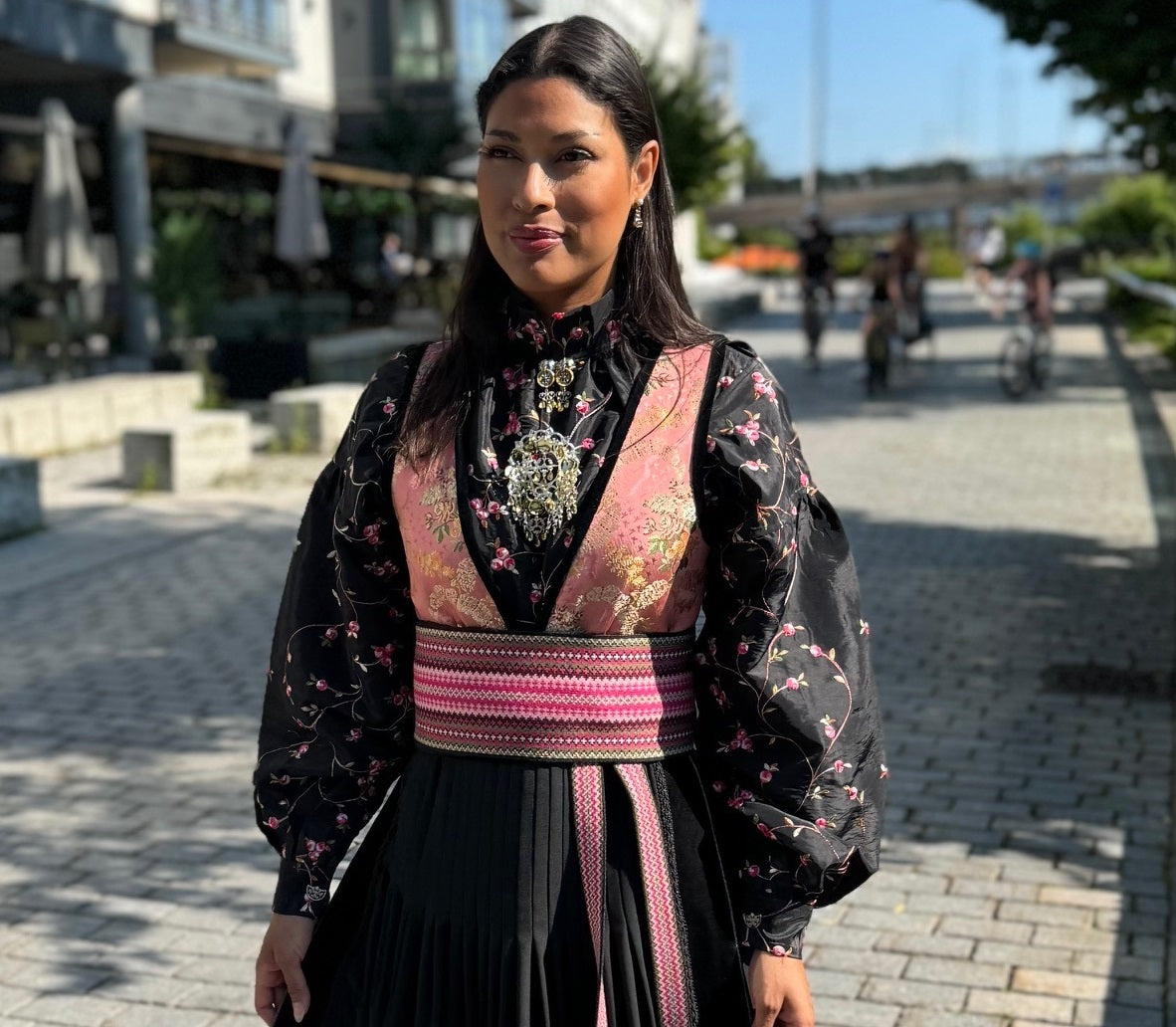 Bunadskjorte svart med blomster