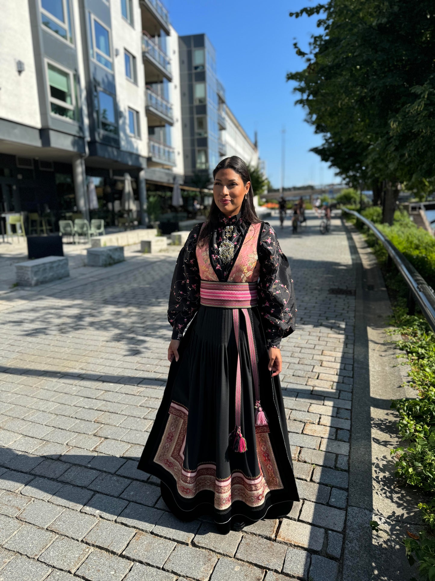 Bunadskjorte svart med blomster