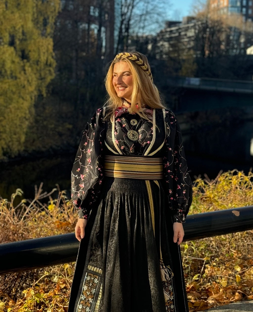 Bunadskjorte svart med blomster