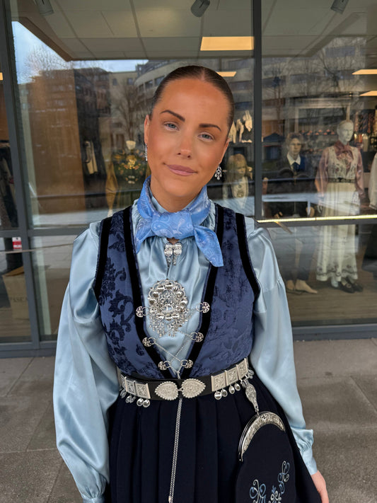 Bunadskjorte i 100% silke lyseblå