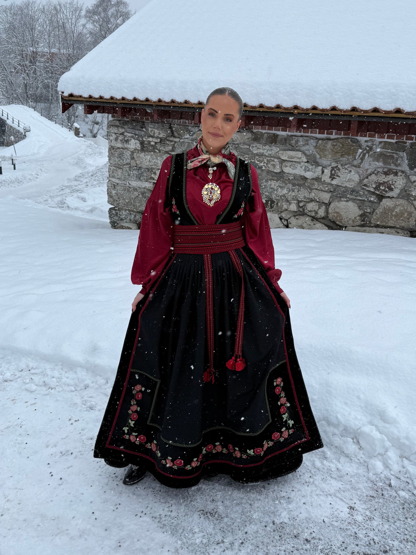 Bunadskjorte i 100% silke mørk rød