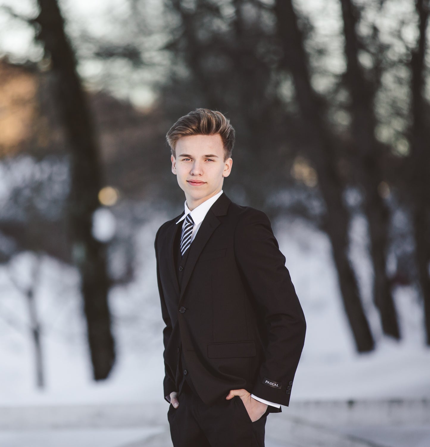 Dress slimfit svart 2-18 år - TILBUD