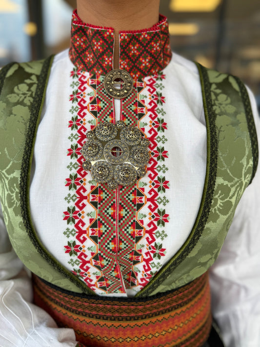 Bunadskjorte/ linskjorte til beltestakk rød/grønn