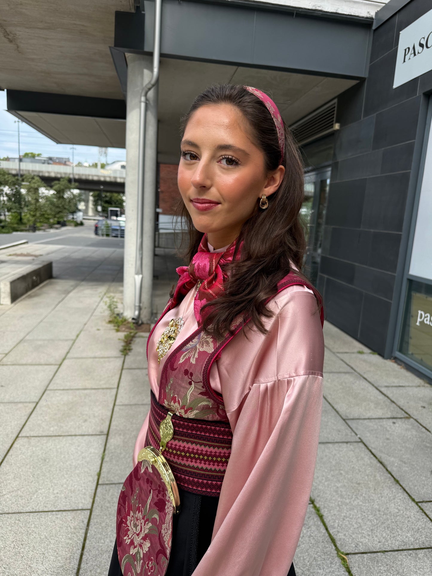 Bunadsveske Balmorial rød med veskelås gull