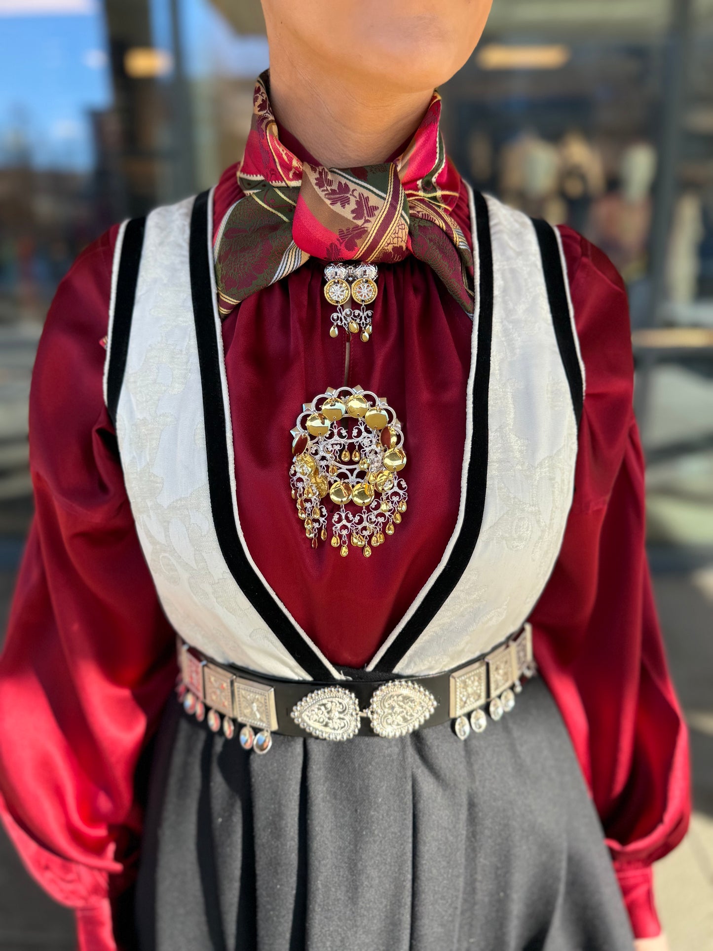 Bunadskjorte i 100% silke mørk rød