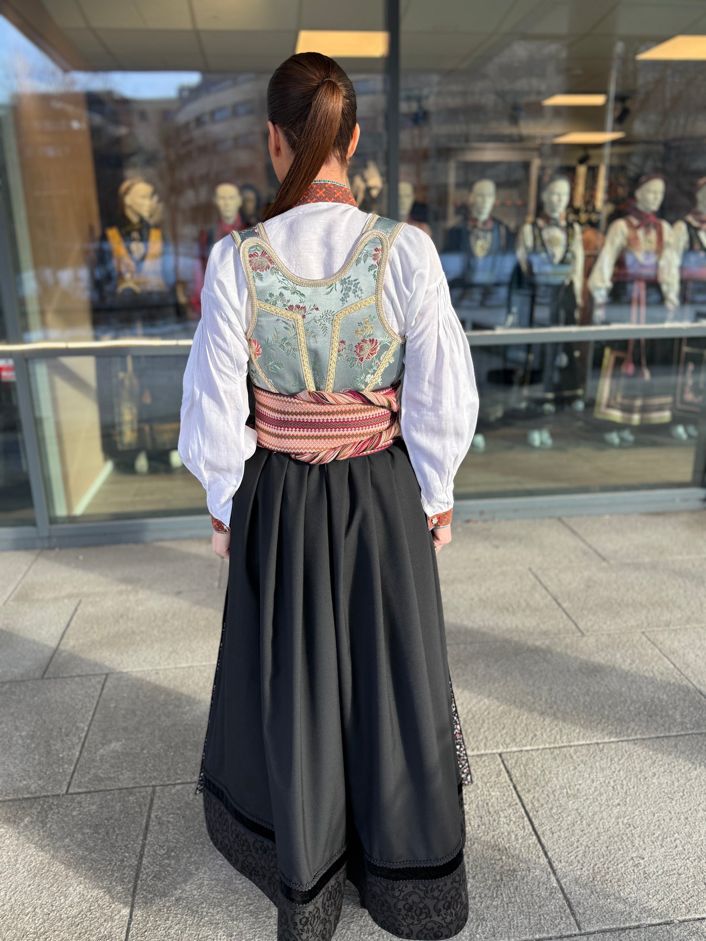 Bunadskjorte/ linskjorte til beltestakk sterk rød