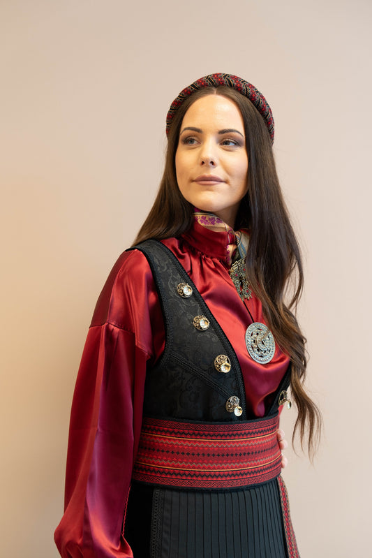 Bunadskjorte i 100% silke mørk rød