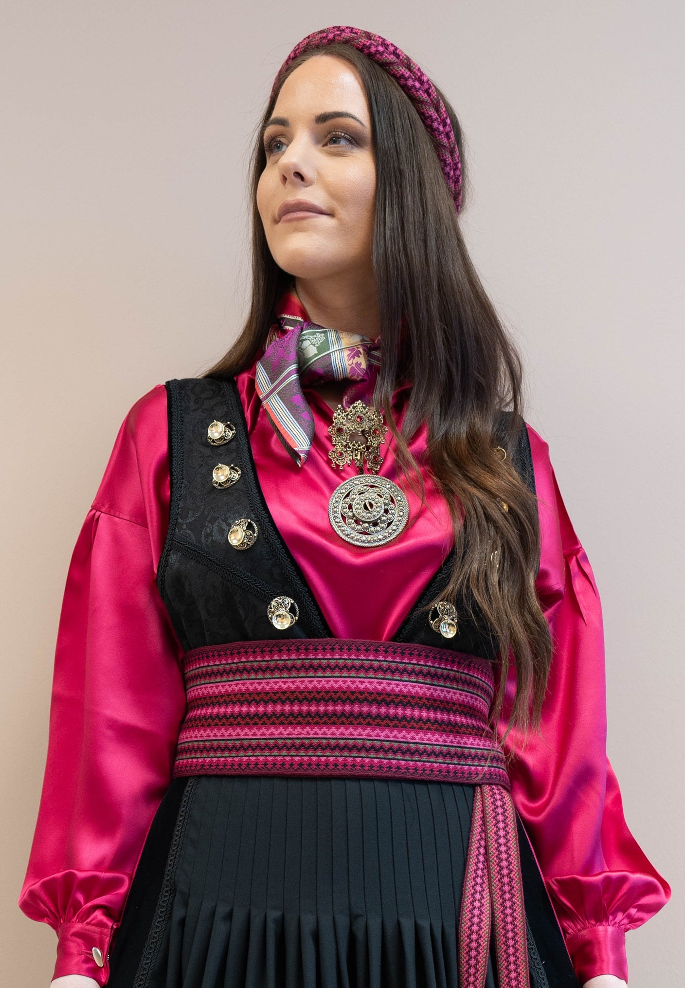 Bunadskjorte i 100% silke hot pink