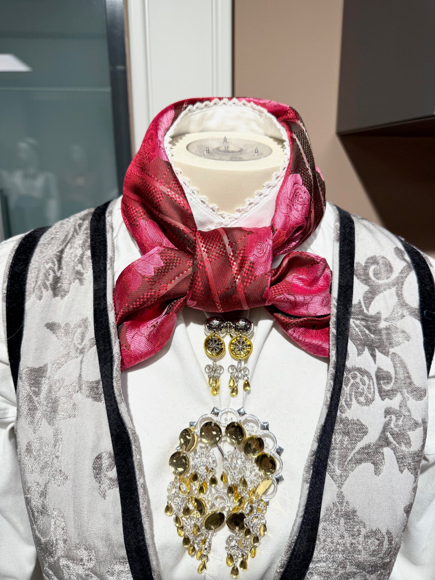 Silkeskjerf til festdrakter og bunader rosa