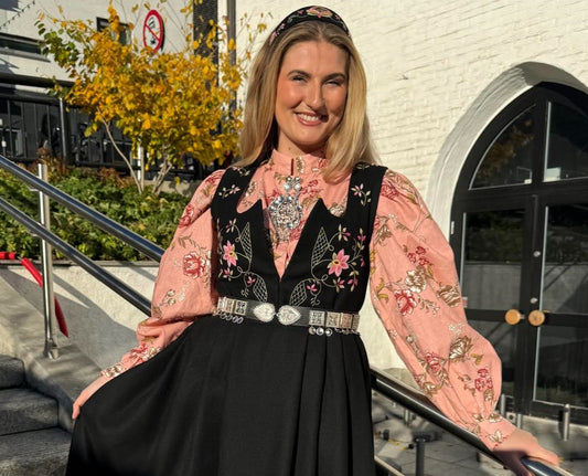Bunadskjorte med blomster rosa
