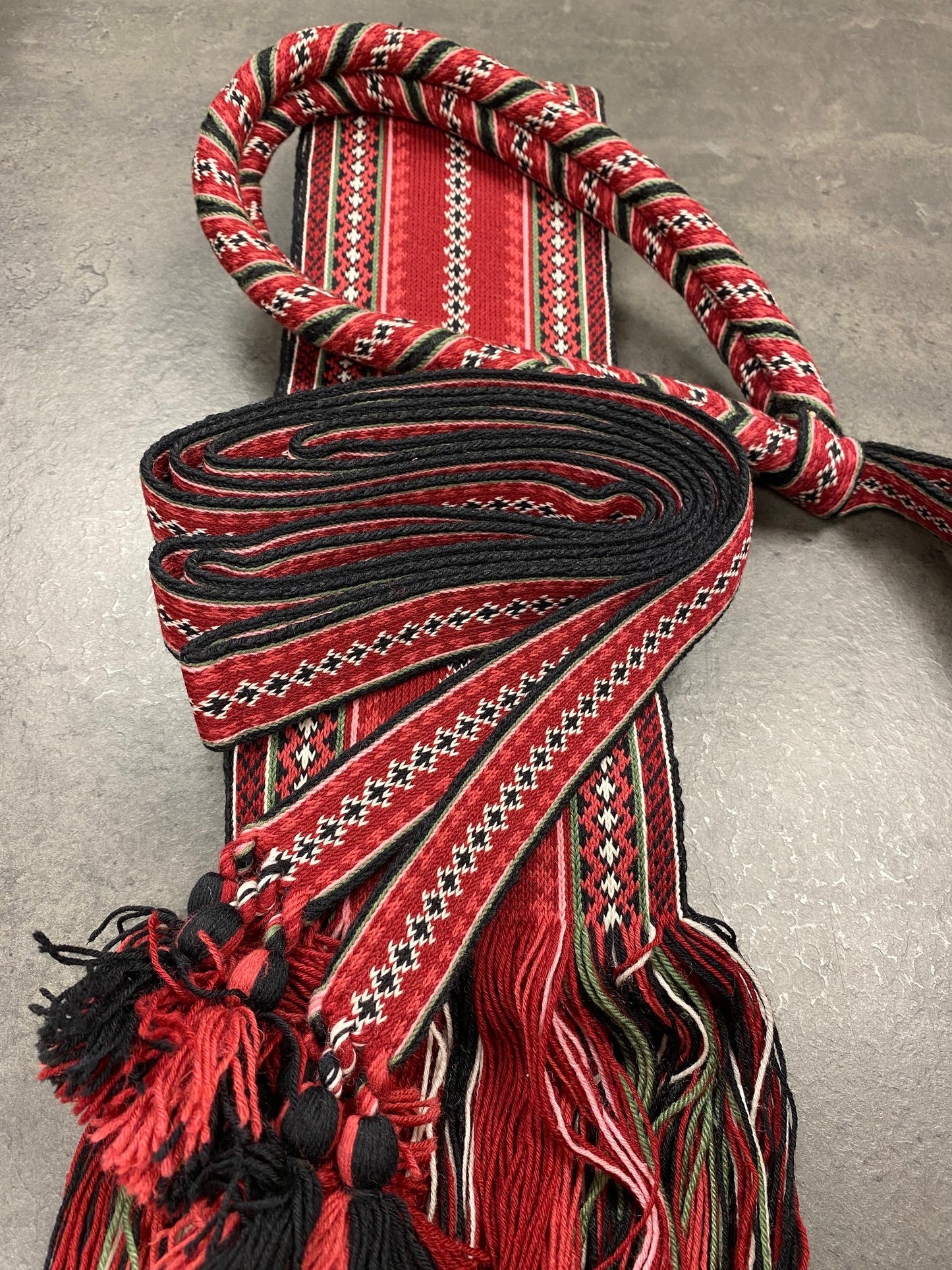 Beltestakk hårvippe, belte og forklebånd rød R18
