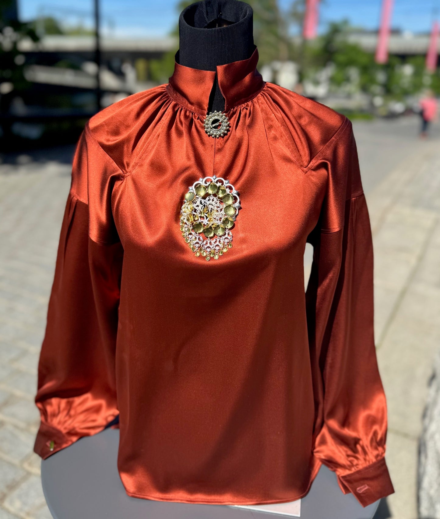 Bunadskjorte i 100% silke rust