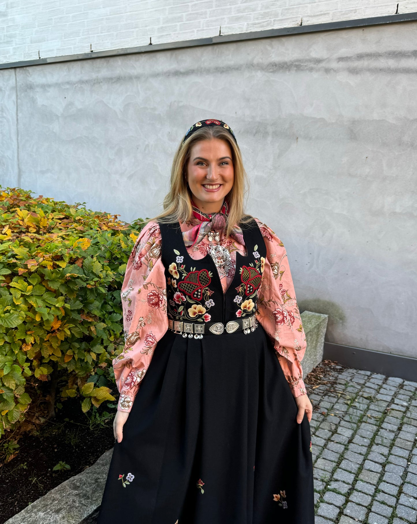 Bunadskjorte med blomster rosa