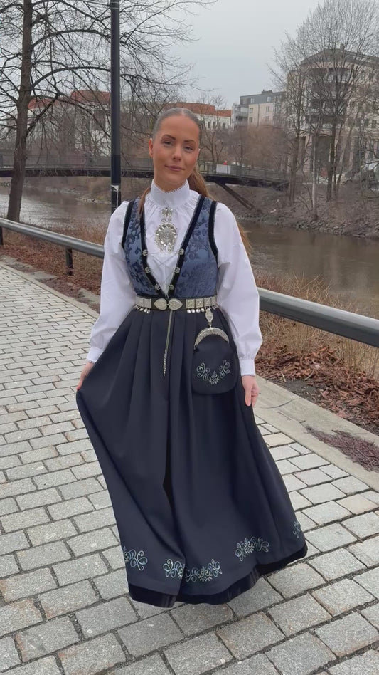 Pascal Nora festdrakt med komplett sølvbelte, bunadsveske og maljer